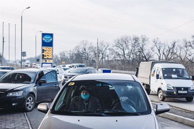 Vehículos en Kramatorsk, situado en Donetsk, acuden a una gasolinera tras registrarse varias explosiones en distintas ciudades