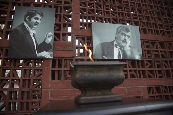 El Parlamento Vasco recuerda a Fernando Buesa y Enrique Casas, asesinados por ETA, con un minuto de silencio