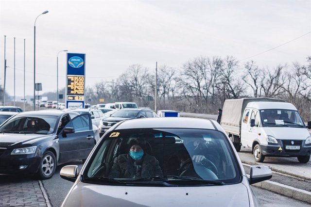 Vehicles en Kramatorsk, situat en Donetsk, acudeixen a una gasolinera després de registrar-se diverses explosions en diferents ciutats