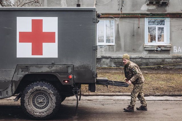 Un soldado del ejército ucraniano coloca una escalera en una ambulancia militar, a 23 de febrero de 2022, en Chasiv Yar, Oblast de Donetsk (Ucrania). 