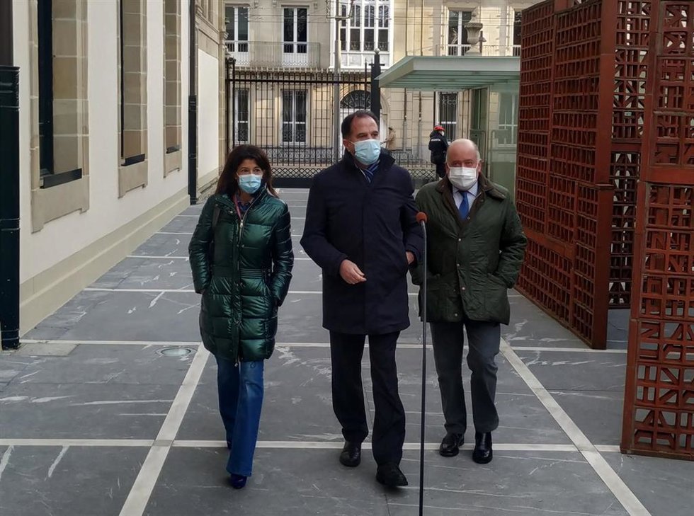Iturgaiz (en el centro de la imagen), a su llegada al Parlamento Vasco
