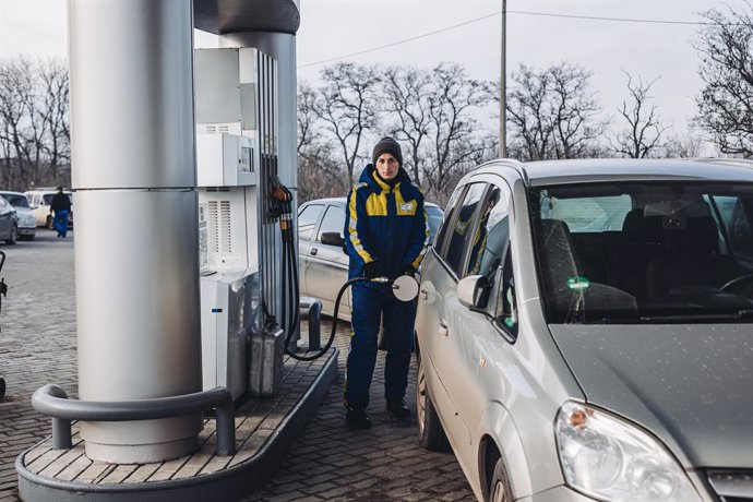 Una persona pone gasolina a su vehículo en Kramatorsk, situado en el óblast de Donetsk, en la región de Donbass, en Kramatorsk (Ucrania). La población ucraniana se está desplazando a puntos más seguros tras registrarse varias explosiones en distintas ci