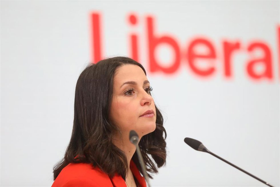 La líder de Cs, Inés Arrimadas, comparece tras una reunión del Ejecutivo de Ciudadanos, en la Sede Nacional de Cs, a 21 de febrero de 2022, en Madrid (España).