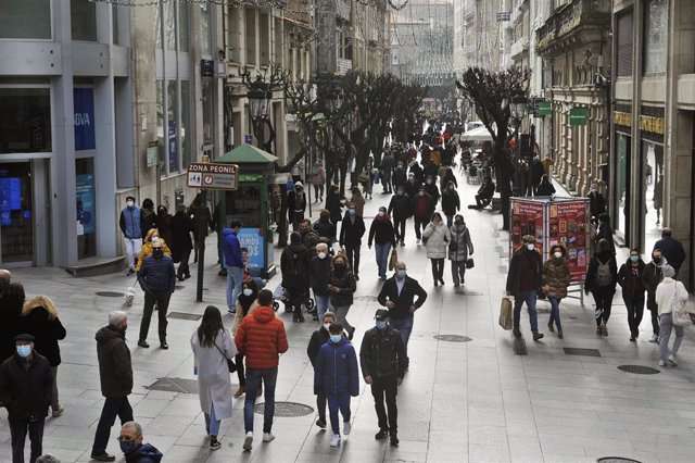 Archivo - Gente en las calles de Ourense.