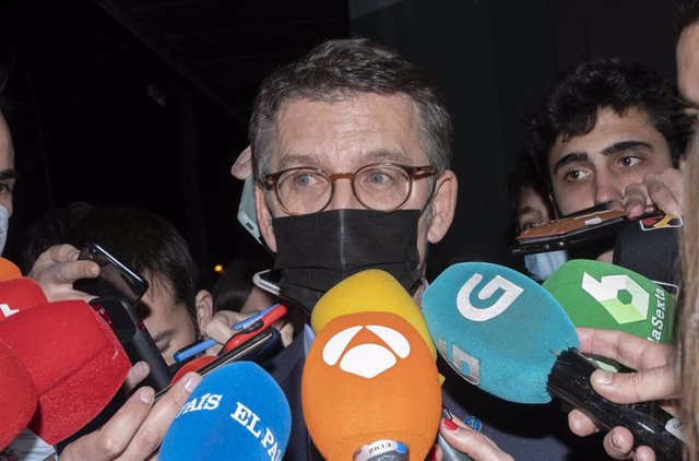 El presidente de la Xunta de Galicia, Alberto Núñez Feijóo, ofrece declaraciones a los medios de comunicación a su salida de la sede de Génova.