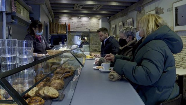 Varios clientes toman su consumición en la barra de un bar en Pamplona. 