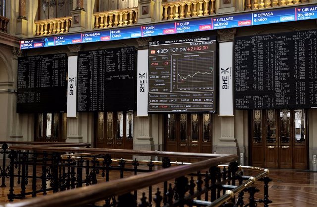 Un panel con valores del Ibex 35, en el Palacio de la Bolsa, a 14 de febrero de 2022, en Madrid (España).  
