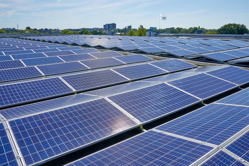 Archivo - Instalación de paneles solares de Philips