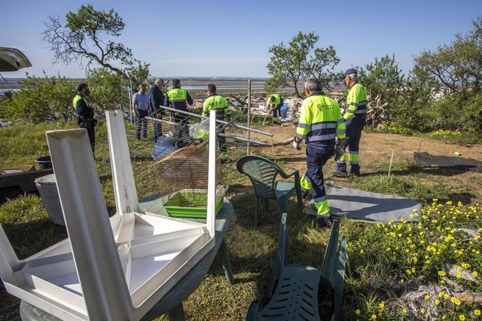 Limpieza en el asentamiento del Conquero.