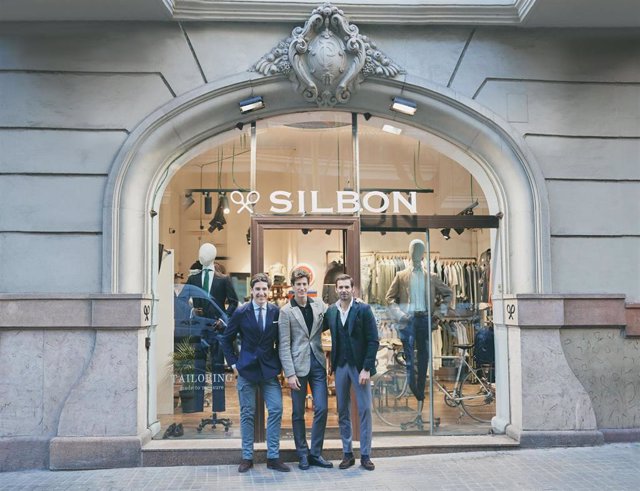 Pablo López, CEO de Silbon, Oriol Elcacho, modelo, y Carlos Galluzo, marketing manager Silbon.