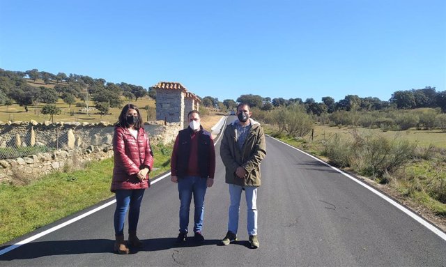 Olmo (centro) y Buenestado (dcha.), en el camino rural 'De Fuencaliente', en Conquista.