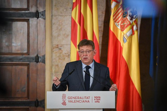 Archivo - El presidente de la Generalitat Valenciana, Ximo Puig, comparece durante una reunión en la sede del Gobierno autonómico
