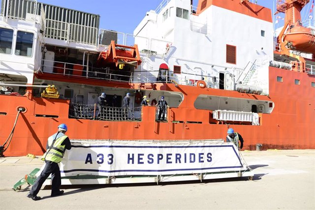 Archivo - Dos operarios colocan un cartel del Buque de Investigación Oceanográfica (BIO) 'Hespérides' durante el momento de atracar en el puerto de Cartagena, Murcia (España), a 1 de febrero de 2021.  