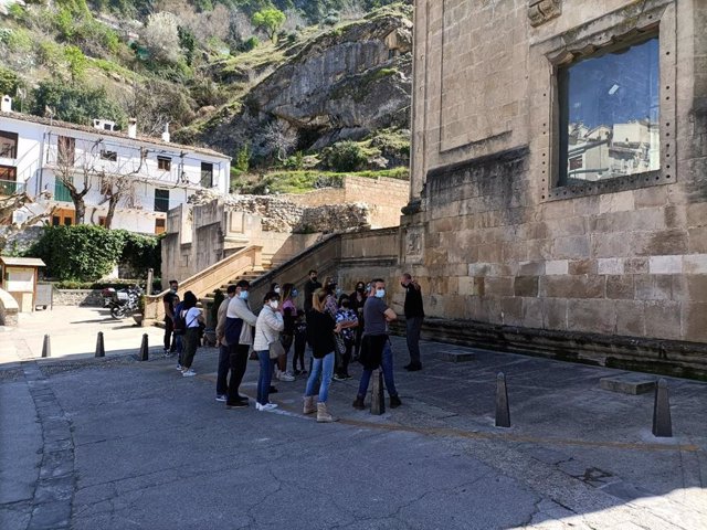 Archivo - Turistas en las ruinas de Santa María, en Cazorla