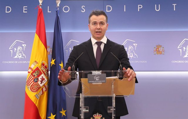 El portavoz del Grupo Socialista en el Congreso de los Diputados, Héctor Gómez, interviene en una rueda de prensa posterior a una Junta de Portavoces, en el Congreso de los Diputados, a 22 de febrero de 2022, en Madrid (España).