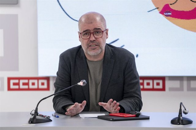 El secretario general de CCOO, Unai Sordo, comparece en la sede de la Confederación, a 14 de febrero de 2022, en Madrid (España). Durante una rueda de prensa, ambos han presentado el documento ‘Por la igualdad salarial, contra la brecha salarial’.