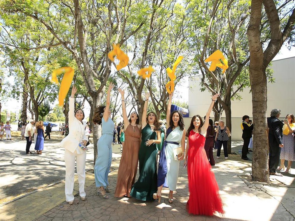 Archivo - Alumnas de la cuarta promnoción de Medicina de la UCAM tras el acto de graduación