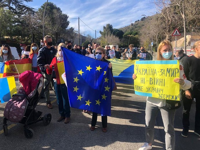 Unes 40 persones es concentren davant el Consolat de Rússia a Barcelona per l'agressió a Ucrana