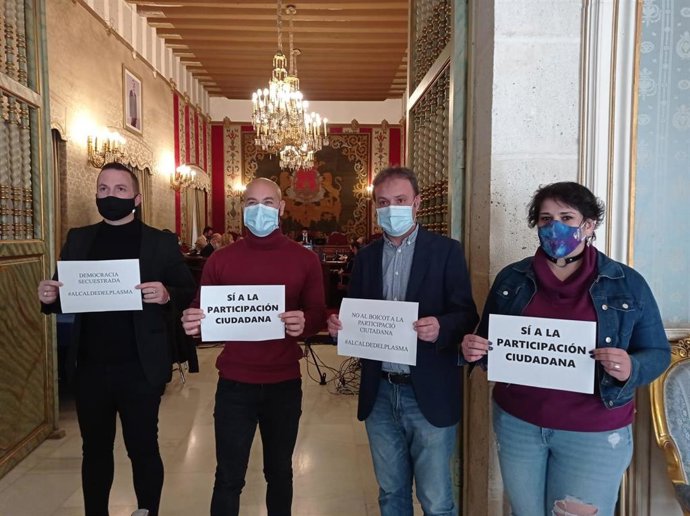 Ediles de Compromís y Unides Podem protestan durante la sesion plenaria del mes de febrero en Alicante