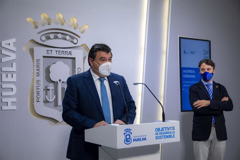Archivo - El alcalde de Huelva, Gabriel Cruz, en rueda de prensa.