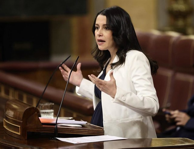 La líder de Cs, Inés Arrimadas, interviene en una sesión plenaria en el Congreso 
