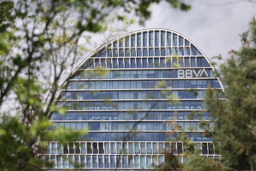 Archivo - Edificio de la sede de BBVA en Madrid, conocido como La Vela, a 22 de abril de 2021, en Madrid (España).