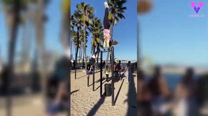 Esta gimnasta dejó boquiabiertos a los bañistas de la playa