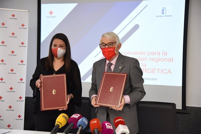La consejera de Bienestar Social de C-LM, Bárbara García Torijano, y el presidente de Cruz Roja C-LM, Jesús Esteban