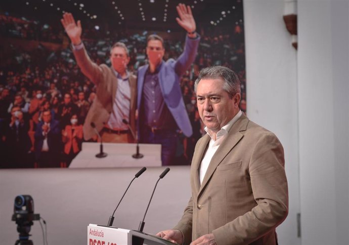 El secretario general del PSOE-A, Juan Espadas, en rueda de prensa en la sede del partido en Sevilla en una imagen de archivo.