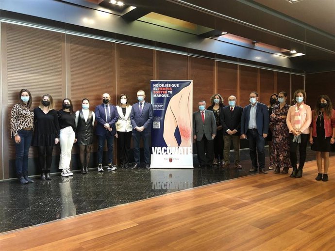 El consejero de Salud, Juan José Pedreño, junto al gerente del SMS, Francisco Ponce, y miembros del equipo de Salud Pública, presentó hoy las novedades del calendario vacunal  correspondiente a 2022