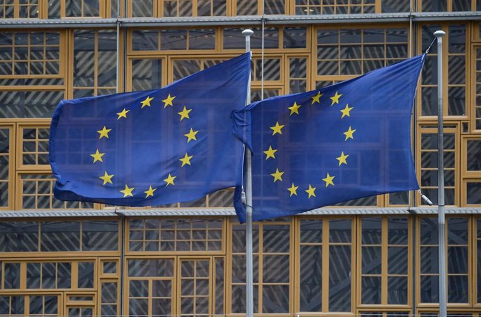 Archivo - Imagen de archivo de dos banderas de la UE.