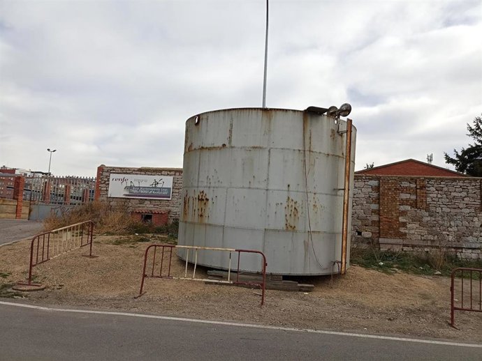 Depósito de agua que restaurará Renfe del Taller de Remolcado de León.