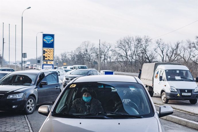 Vehículos en Kramatorsk, situado en el óblast de Donetsk, al oriente de Ucrania, acuden a una gasolinera, en Kramatorsk (Ucrania). La población ucraniana se está desplazando a puntos más seguros tras registrarse varias explosiones en distintas ciudades.