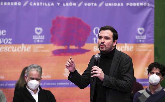 El ministro de Consumo, Alberto Garzón, interviene en un acto público de campaña electoral, en el Polideportivo Lavaderos, a 5 de febrero de 2022, en Burgos, Castilla y León (España).