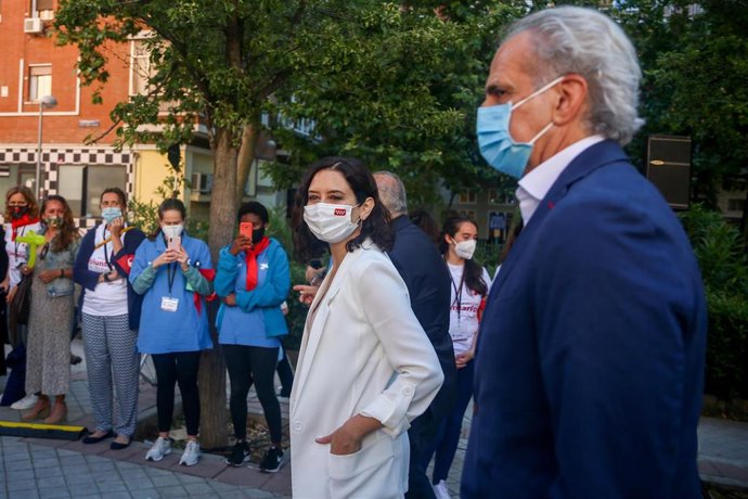 Archivo - Isabel Díaz Ayuso y el consejo de Sanidad, Enrique Ruiz Escudero. Archivo.