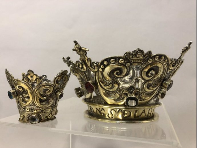 Coronas robadas en una ermita de Noviercas (Soria).