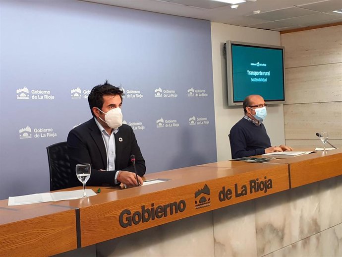 El consejero, Álex Dorado, junto al director general de Infraestructuras, Vicente Urquía