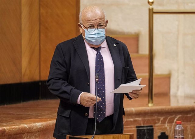 El consejero de Salud y Familias, Jesús Aguirre, en el Pleno del Parlamento andaluz.