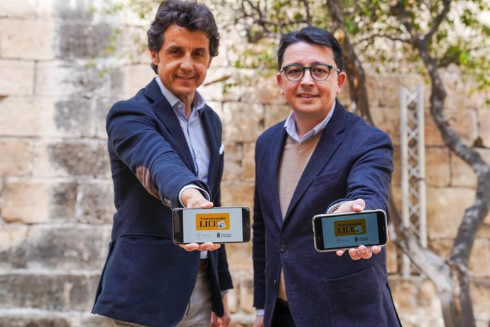 El torero Ruiz Manuel y el diputado provincial de Cultura y Cine, Manuel Guzmán, presentan el programa 'Tauromaqui Like'.