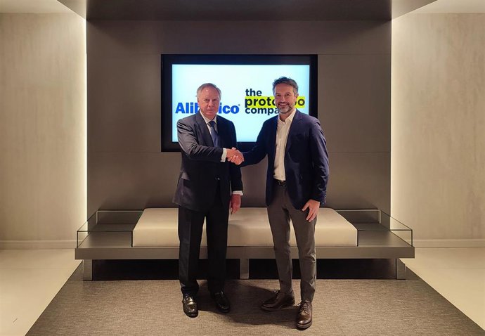 El presidente de Alibérico, Clemente González Soler y el consejero delegado de TPC, Jeffrey Sújar, en la firma del acuerdo de integración de ambas compañías.