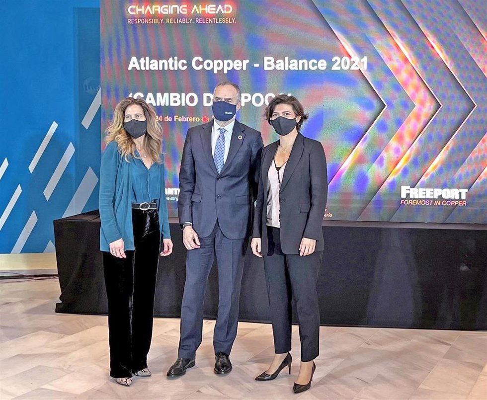 El director general de Metalurgia de Atlantic Copper, Carlos Ortiz; la directora general Económico-Financiera, Macarena Gutiérrez; y la directora general de Organización y Recursos Humanos, Sol Villar, presentan los resultados de 2021.