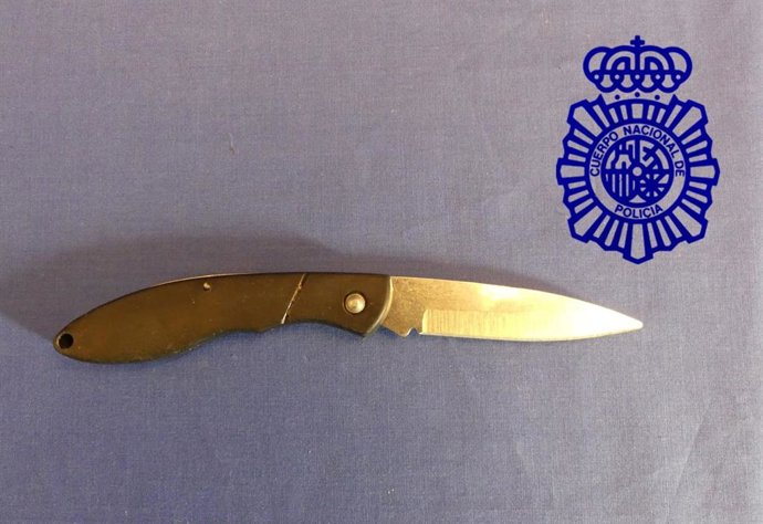 Navaja con la que el detenido presuntamente amenazó a los jóvenes en Salamanca.