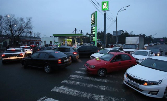Vehículos hacen cola en una gasolinera de Kiev