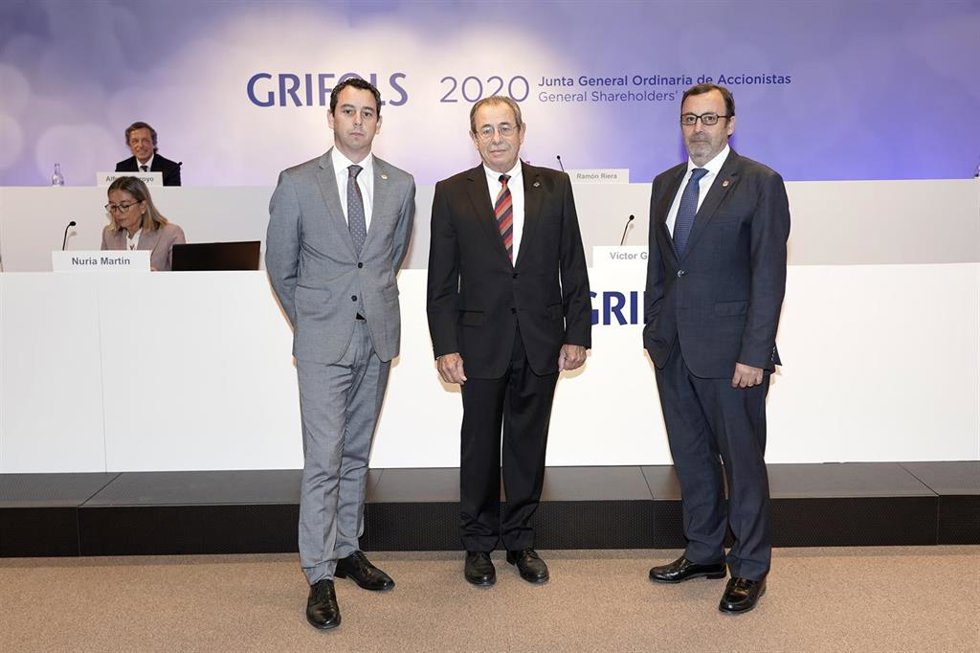 Archivo - El coconsejero delegado de Grifols, Víctor Grífols Deu; el presidente de Grifols, Victor Grífols, y el coconsejero delegado de Grifols, Raimon Grífols Roura, en una magen de archivo.