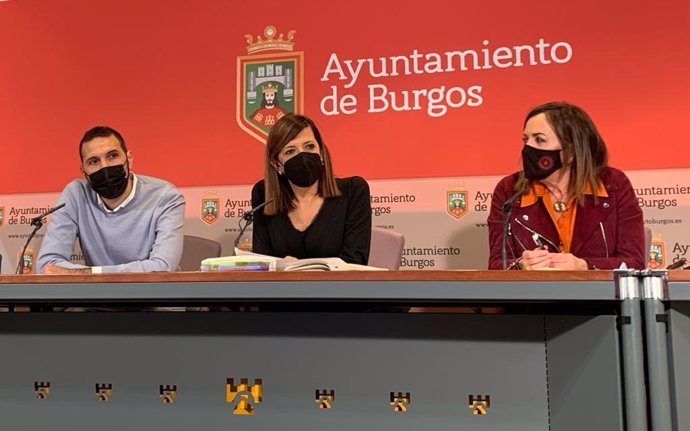 El concejal de Urbanismo de Burgos, Daniel Garabito, la portavoz del equipo de Gobierno, Nuria Barrio, y la concejal de Cultura, Rosario Pérez.