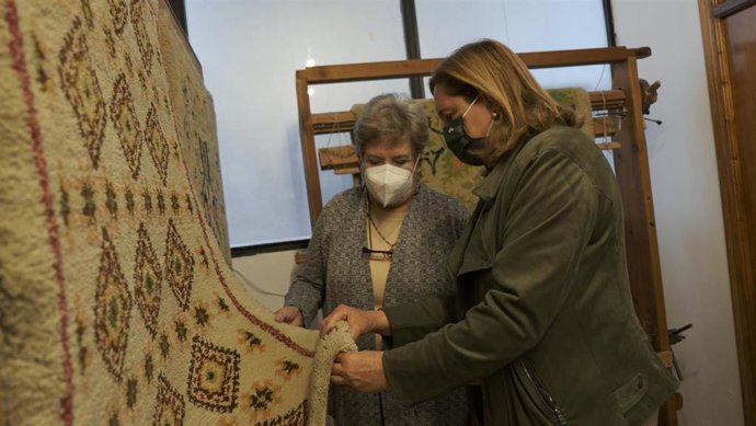 La consejera de Educación, Cultura y Deportes, Rosa Ana Rodríguez, visita el taller artesanal de estas alfombras del Ayuntamiento alcaraceño.