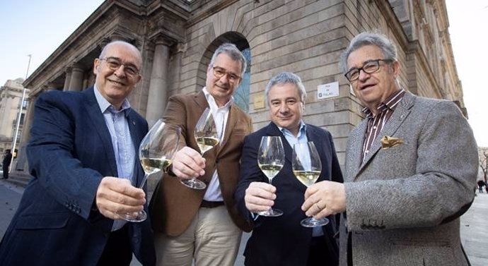 Fernando Gurucharri, Jordi Segura y Juan Muñoz, tres miembros del jurado del 14 Premio Vila Viniteca de cata, junto a Quim Vila (Vila Viniteca)