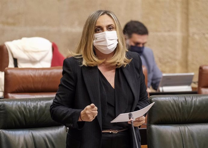 La consejera de Fomento, Marifrán Carazo, este jueves en el Pleno del Parlamento de Andalucía.