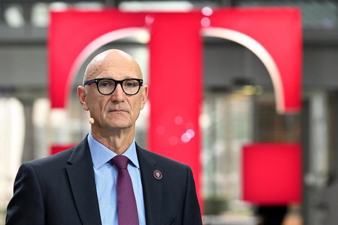 24 February 2022, North Rhine-Westphalia, Bonn: Tim Hoettges, CEO of Deutsche Telekom, presents his company's annual figures. Photo: Federico Gambarini/dpa