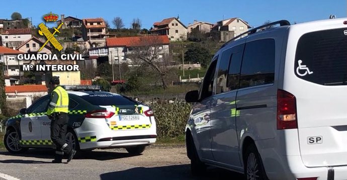 La Guardia Civil intercepta en Vilaboa (Pontevedra) una furgoneta de transporte escolar conducida por un taxista con positivo en drogas.